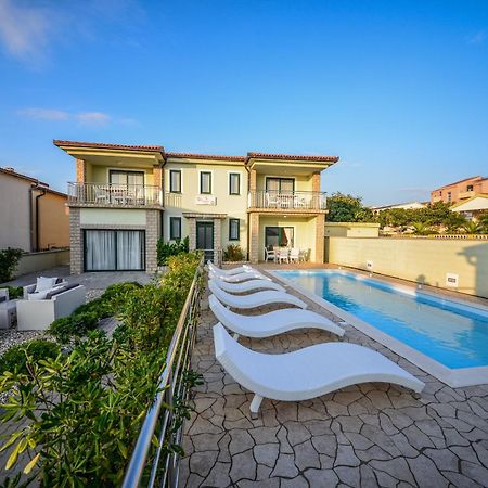 Sunset Deluxe Apartments Vir Exterior foto