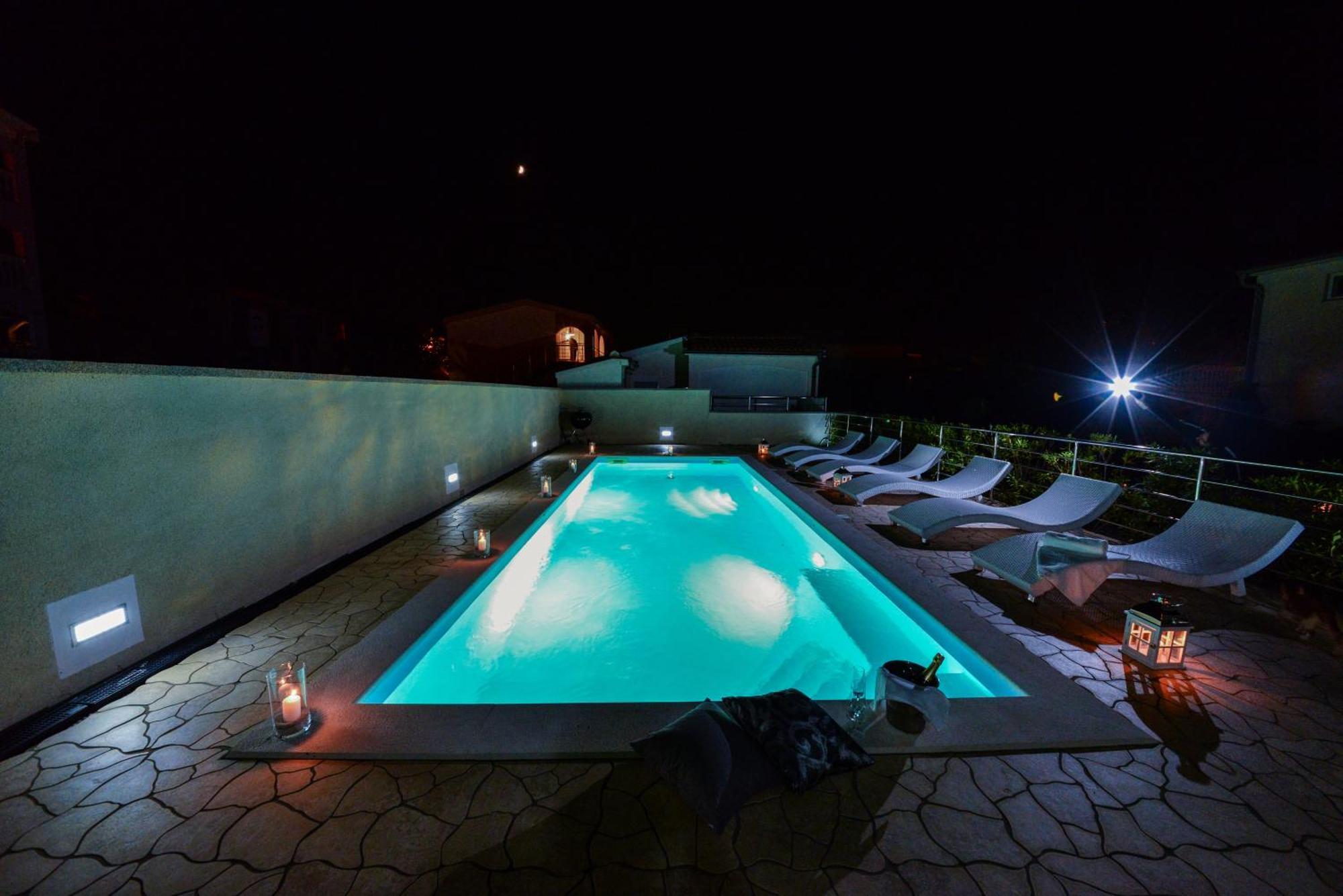 Sunset Deluxe Apartments Vir Exterior foto