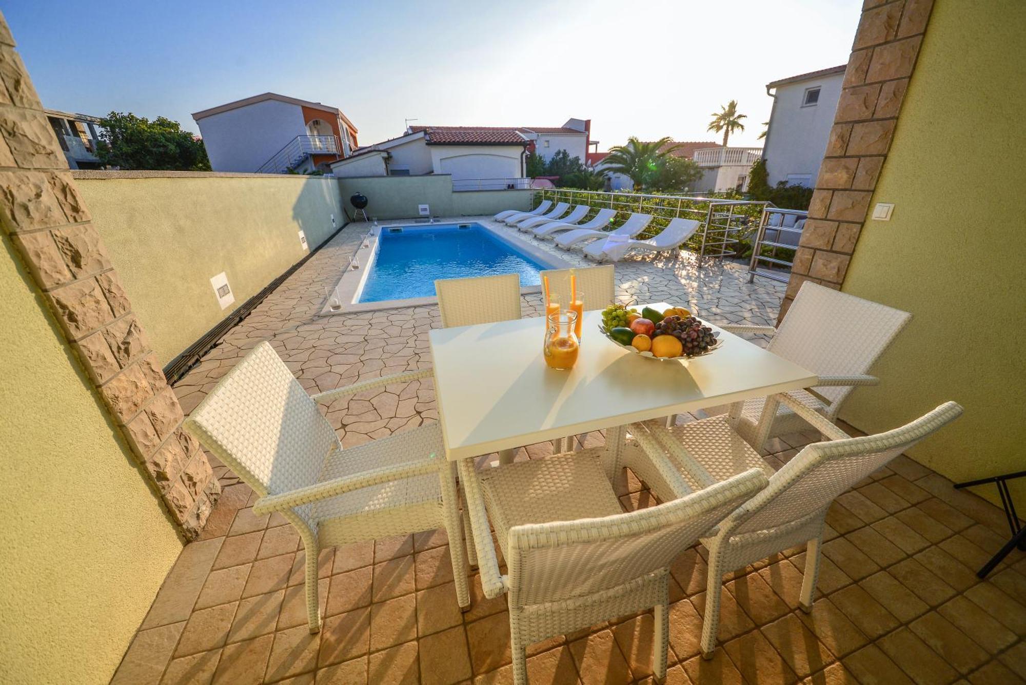 Sunset Deluxe Apartments Vir Exterior foto