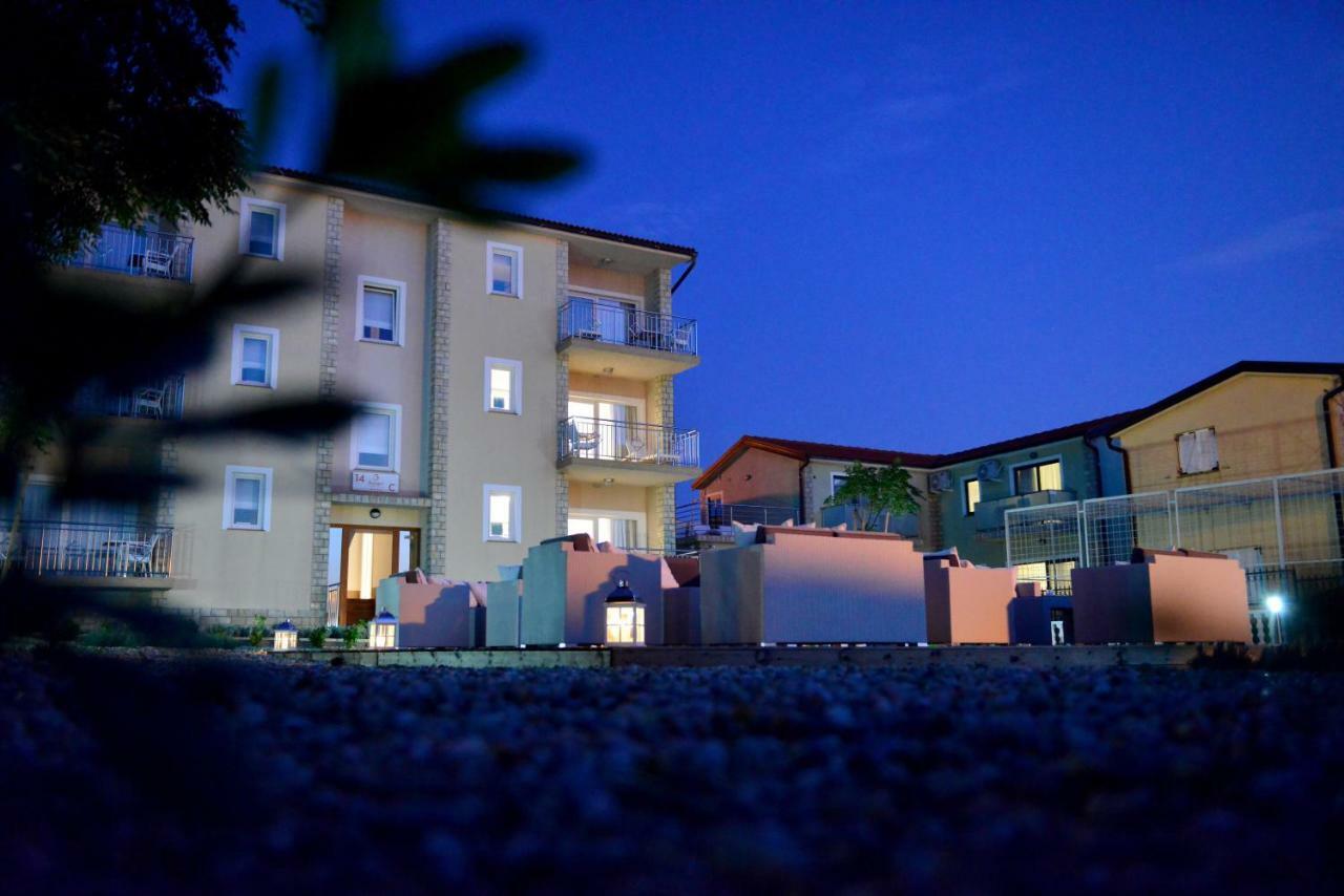 Sunset Deluxe Apartments Vir Exterior foto