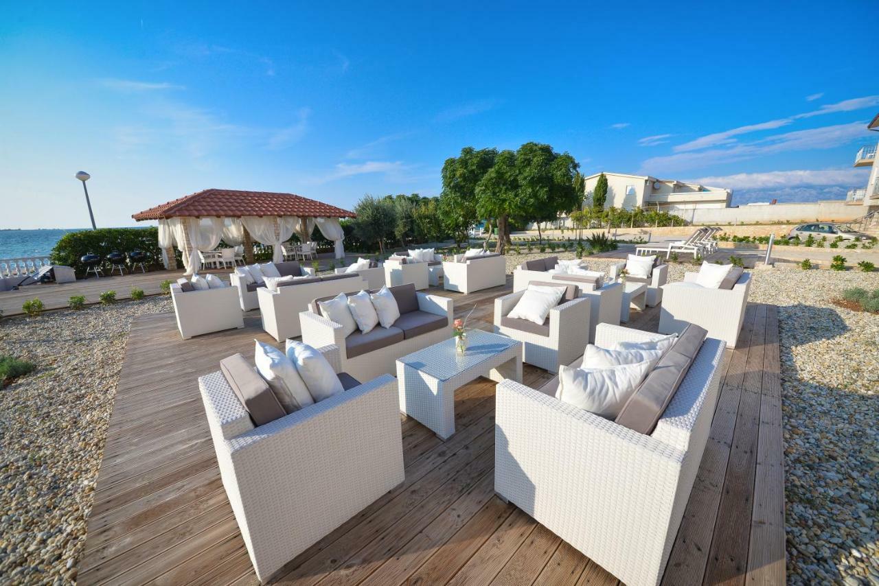 Sunset Deluxe Apartments Vir Exterior foto